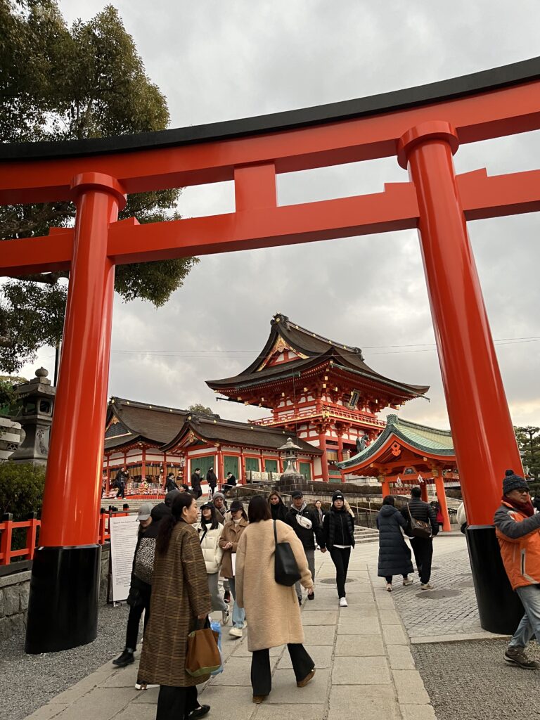 夕方の伏見稲荷大社　大鳥居と混雑する参拝客