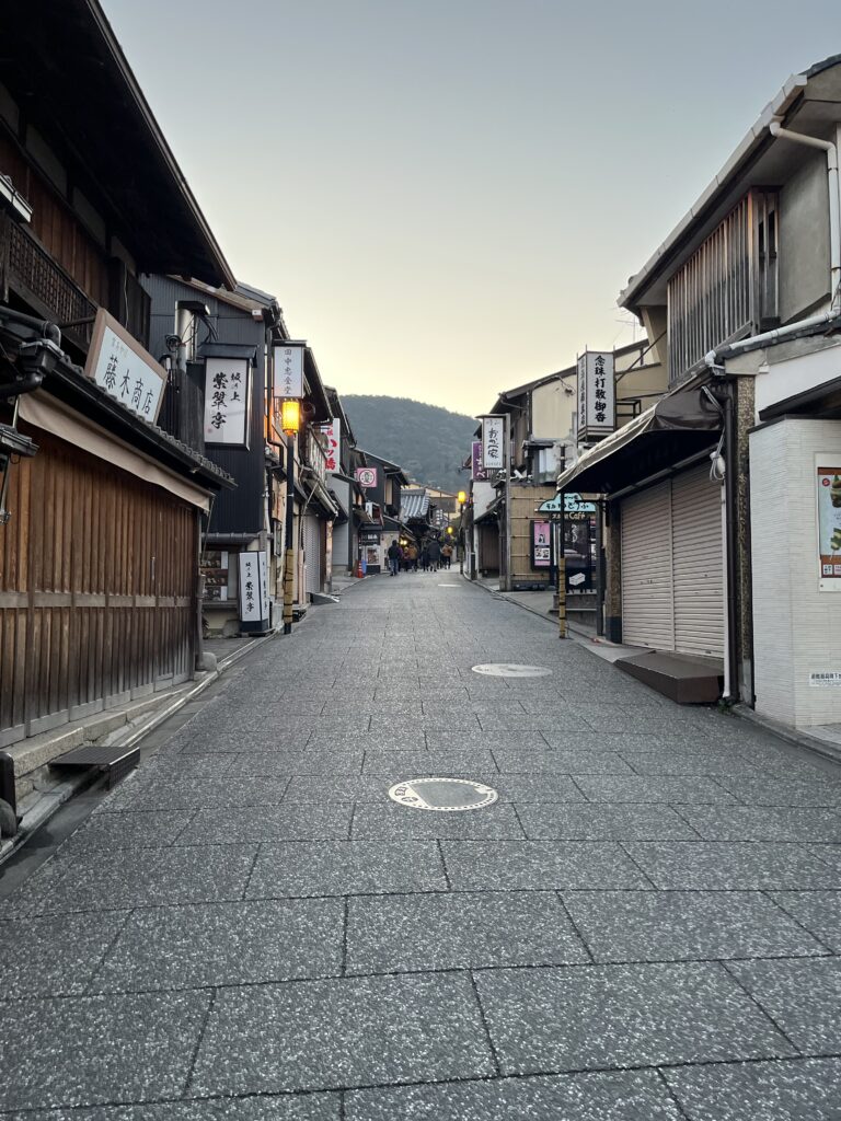 朝6時の清水寺参道　シャッターが閉まった静かな早朝