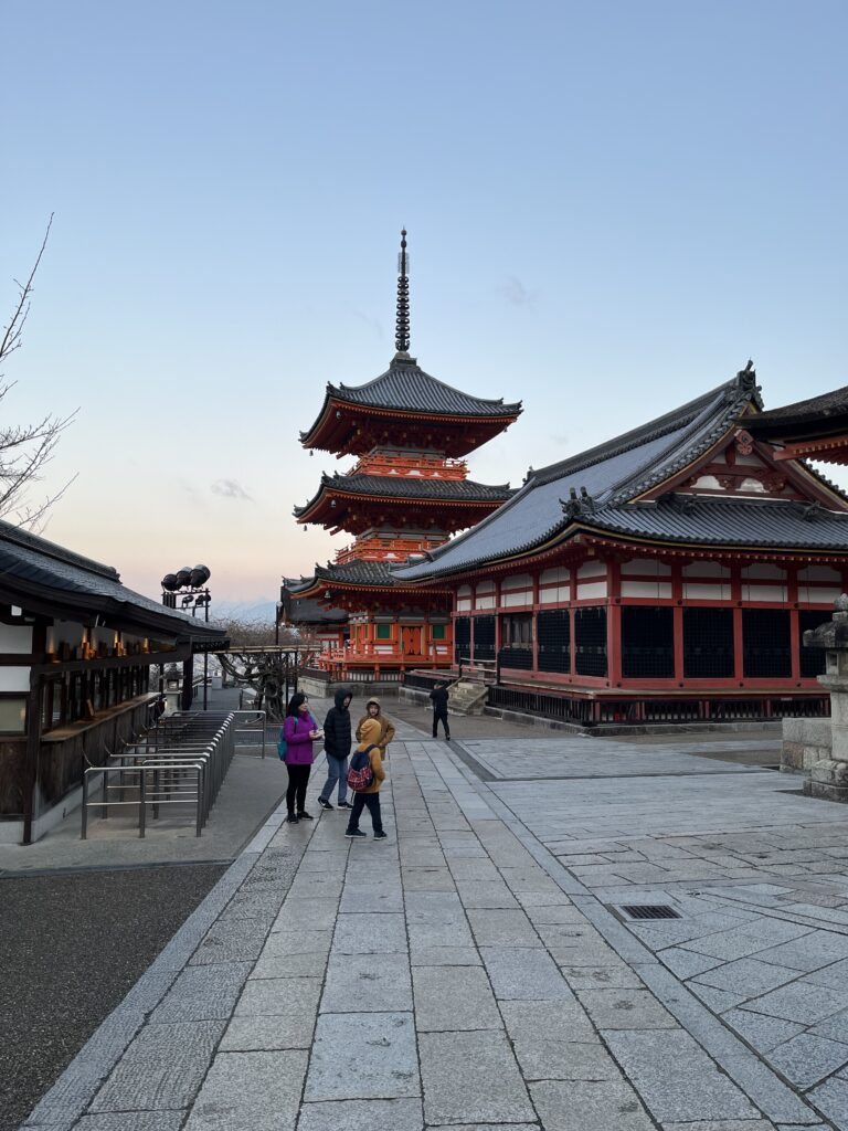 早朝の清水寺・三重塔　人がほとんどいない