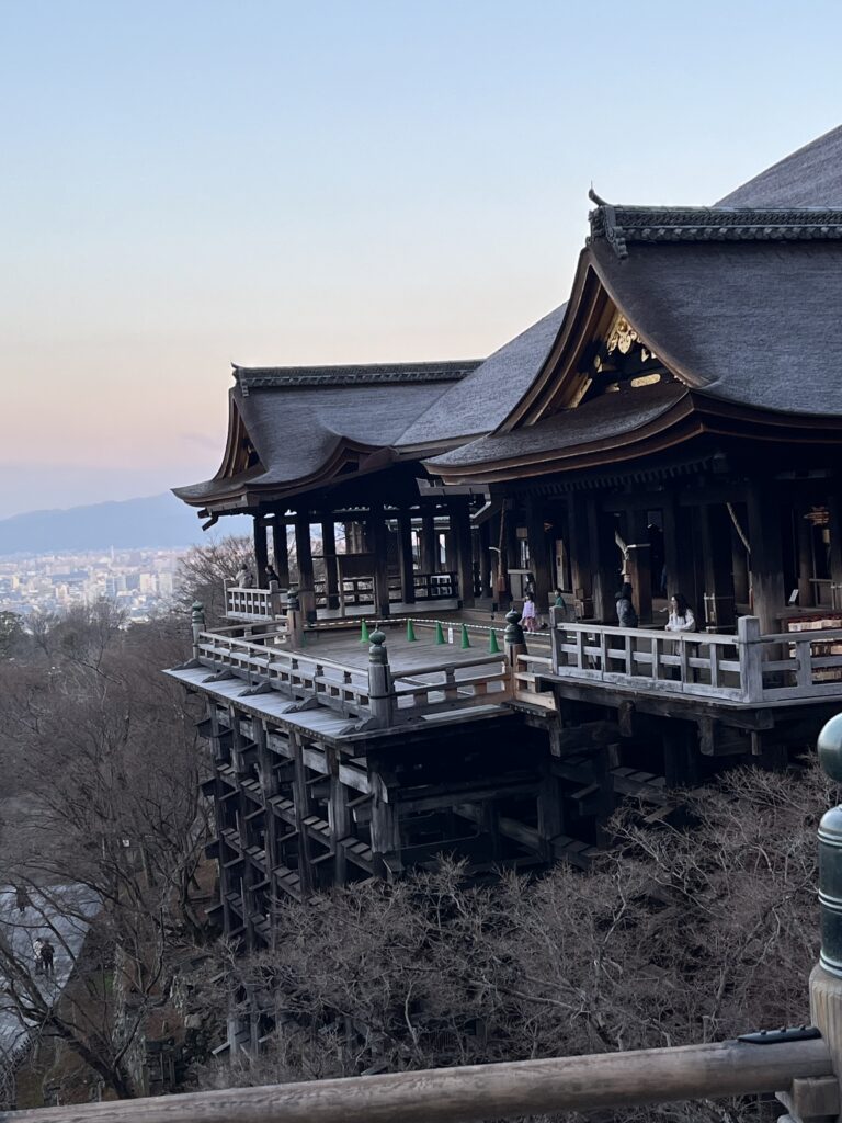 ほとんど人のいない清水寺の舞台と　ピンクの早朝の空