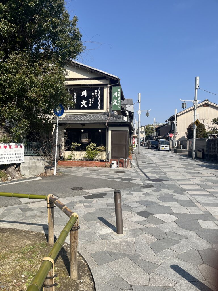 お店が空いていない参道沿い　